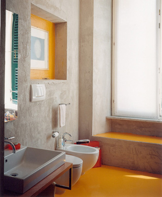 scorcio del bagno:la finitura delle pareti è realizzata con arenino grezzo.pavimento in resina idrorepellente