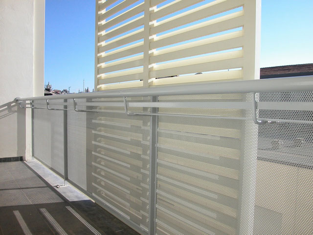 dettaglio brise soleil e parapetto in metallo microforato